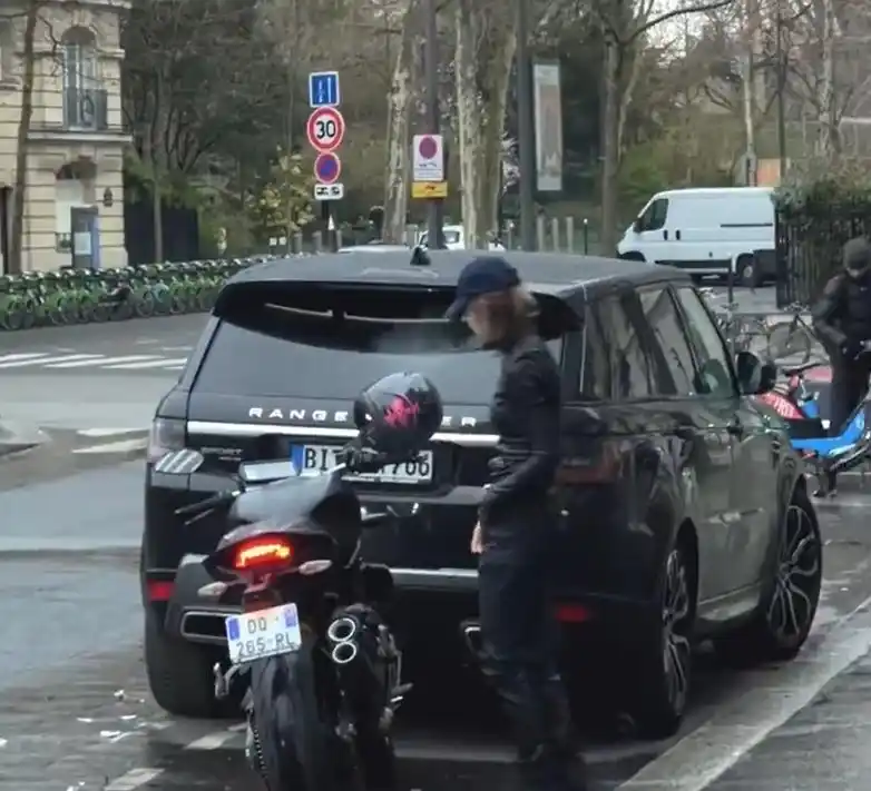 痞幼新视频吸烟引争议，再一次印证无良少女形象，难怪会被老头骗